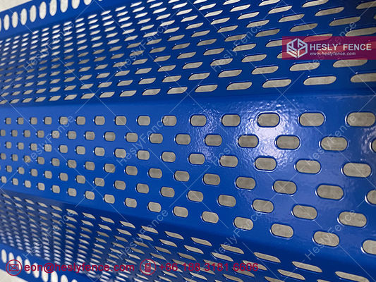 Panneaux brise-vent à pic unique | Ratio d'ouverture de 30 % | Trous oblongs | Bleu RAL5005 | Barrière anti-poussière - HeslyFence fournisseur