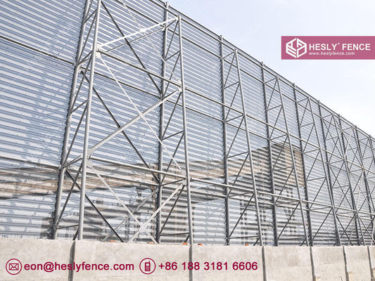 Clôture brise-vent perforée ondulée | Taux d'ouverture de 40 % | Revêtement en poudre bleu | 10 m de haut - HeslyFence fournisseur